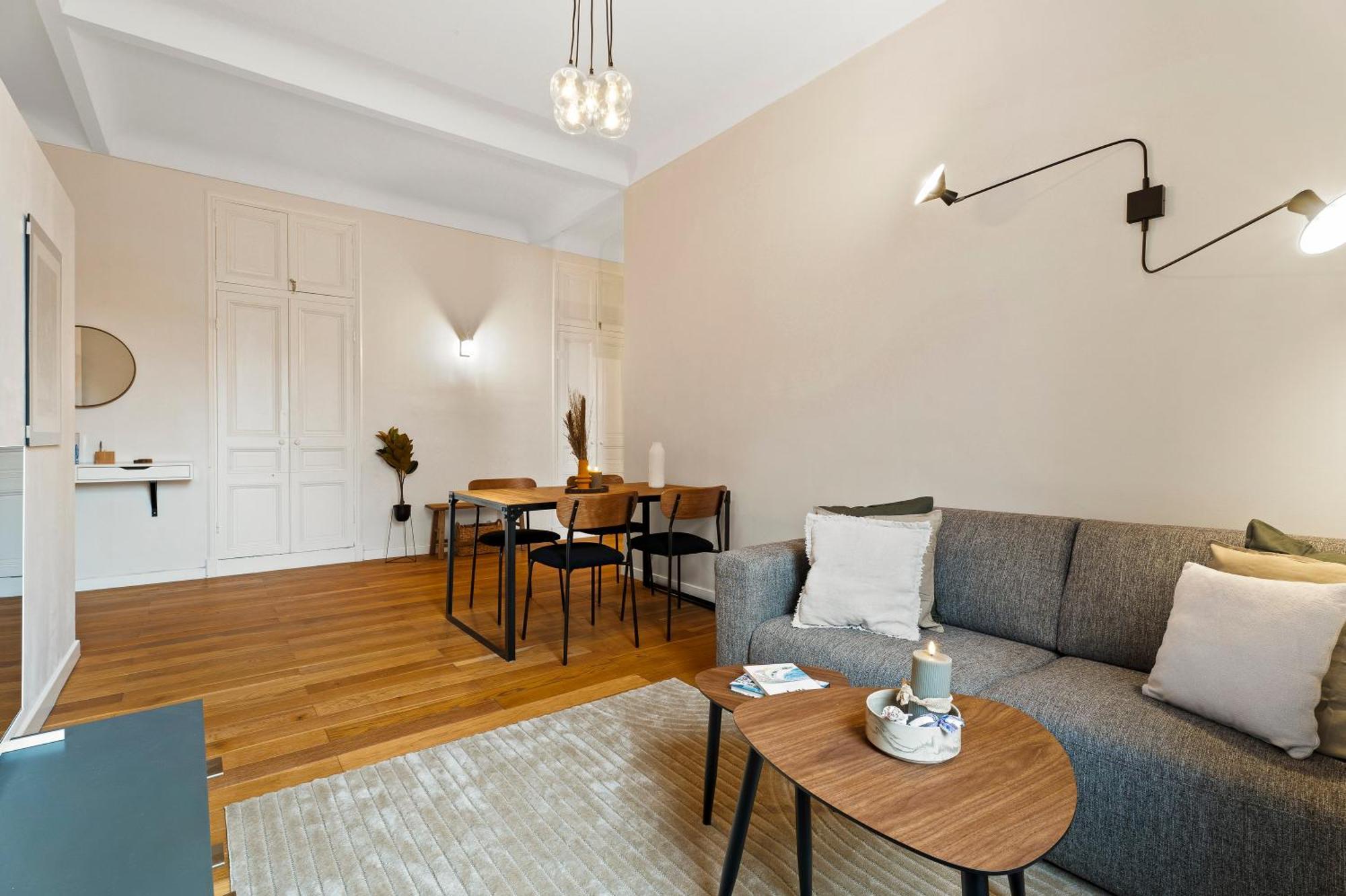 Renting - Dabray - Chic & Spacious In The Heart Of - Prime Location Near Attractions * Nizza